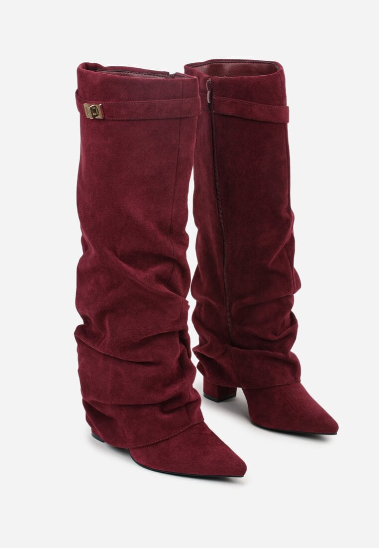 Weinrote geraffte Wildlederstiefel mit Blockabsatz