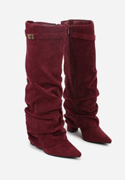 Weinrote geraffte Wildlederstiefel mit Blockabsatz