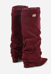 Weinrote geraffte Wildlederstiefel mit Blockabsatz