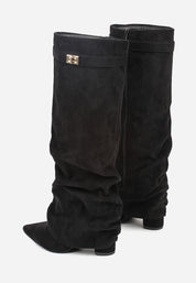 Schwarze geraffte Stiefel aus Veloursleder mit Blockabsatz