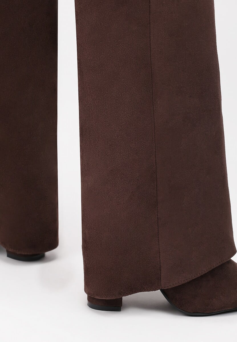 Braune Velourslederstiefel mit Blockabsatz