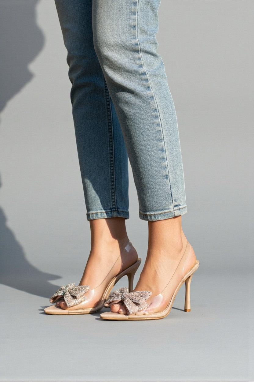 Beige Sandalen mit dünnem Absatz