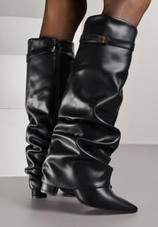 Schwarze Stiefel mit Raffungen und Blockabsatz