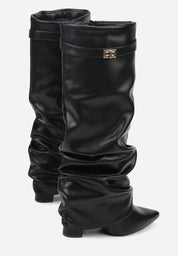 Schwarze Stiefel mit Raffungen und Blockabsatz