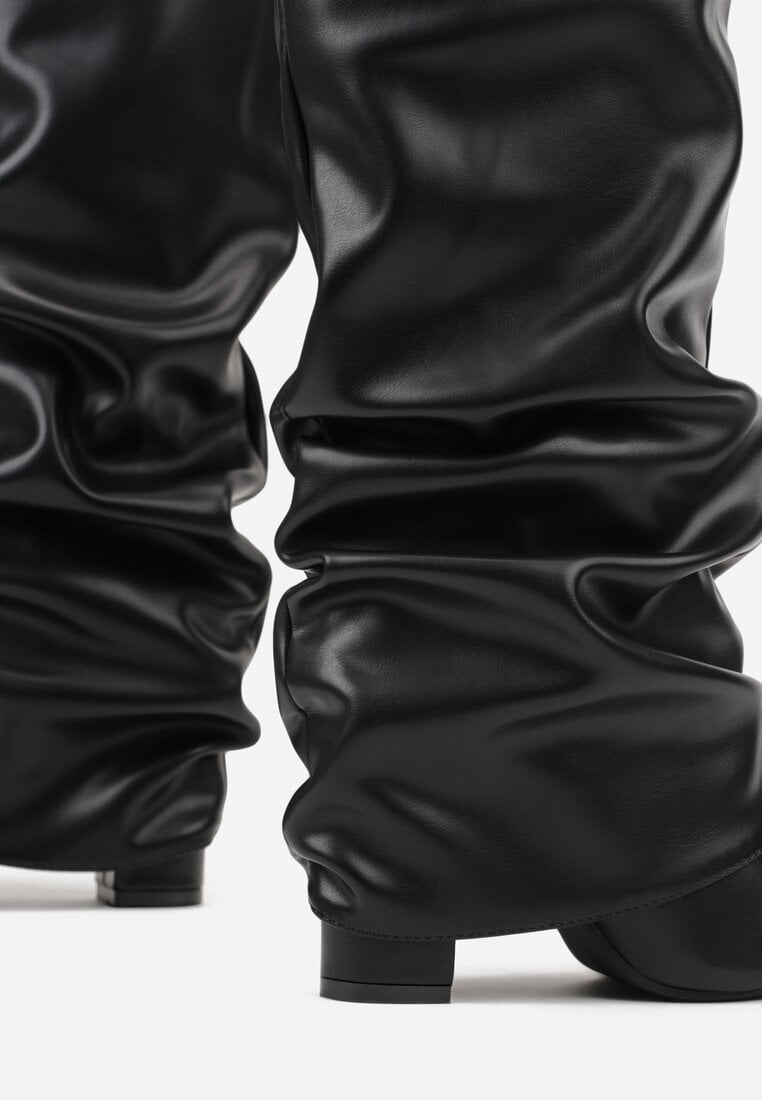 Schwarze Stiefel mit Raffungen und Blockabsatz