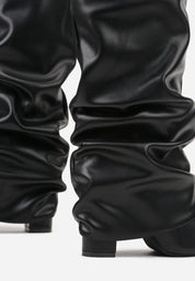 Schwarze Stiefel mit Raffungen und Blockabsatz