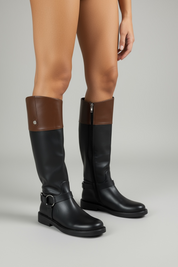 Schwarze hohe Reitstiefel