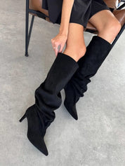 Schwarze Wildlederstiefel mit dünnem Absatz