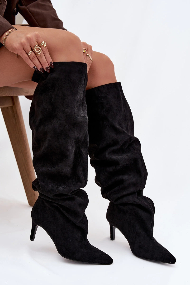 Schwarze Wildlederstiefel mit dünnem Absatz