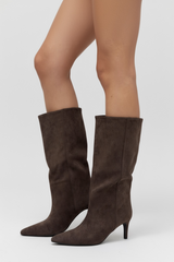 Braune Wildlederstiefel mit dünnem Absatz