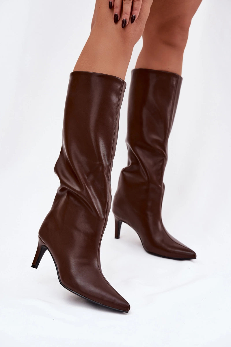 Braune Stiefel mit dünnem Absatz