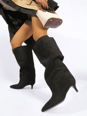 Schwarze Wildlederstiefel mit dünnem Absatz