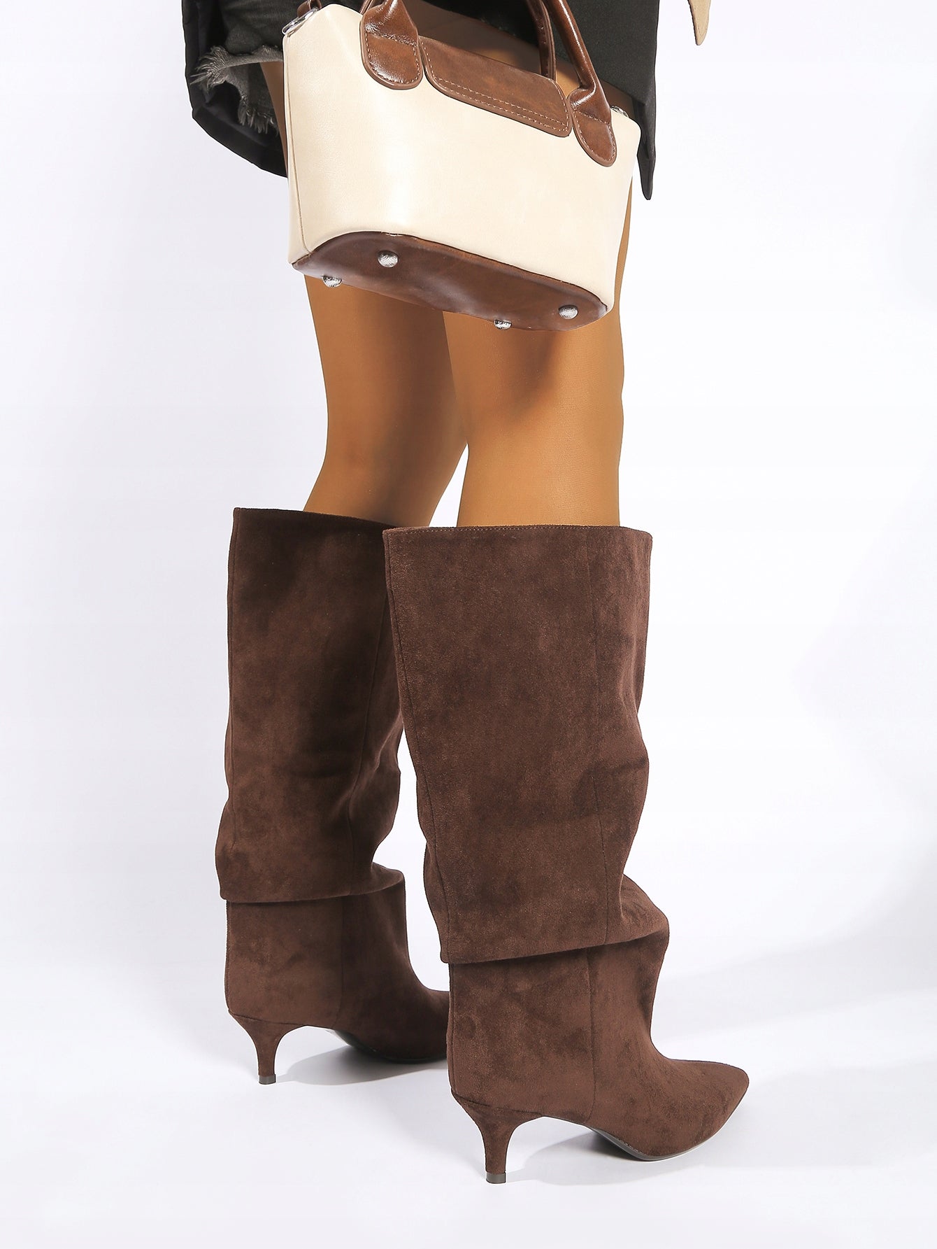 Braune Wildlederstiefel mit dünnem Absatz