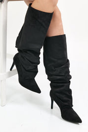 Schwarze Wildlederstiefel mit dünnem Absatz