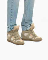 Beigefarbene Leder-Sneaker mit Klettverschluss