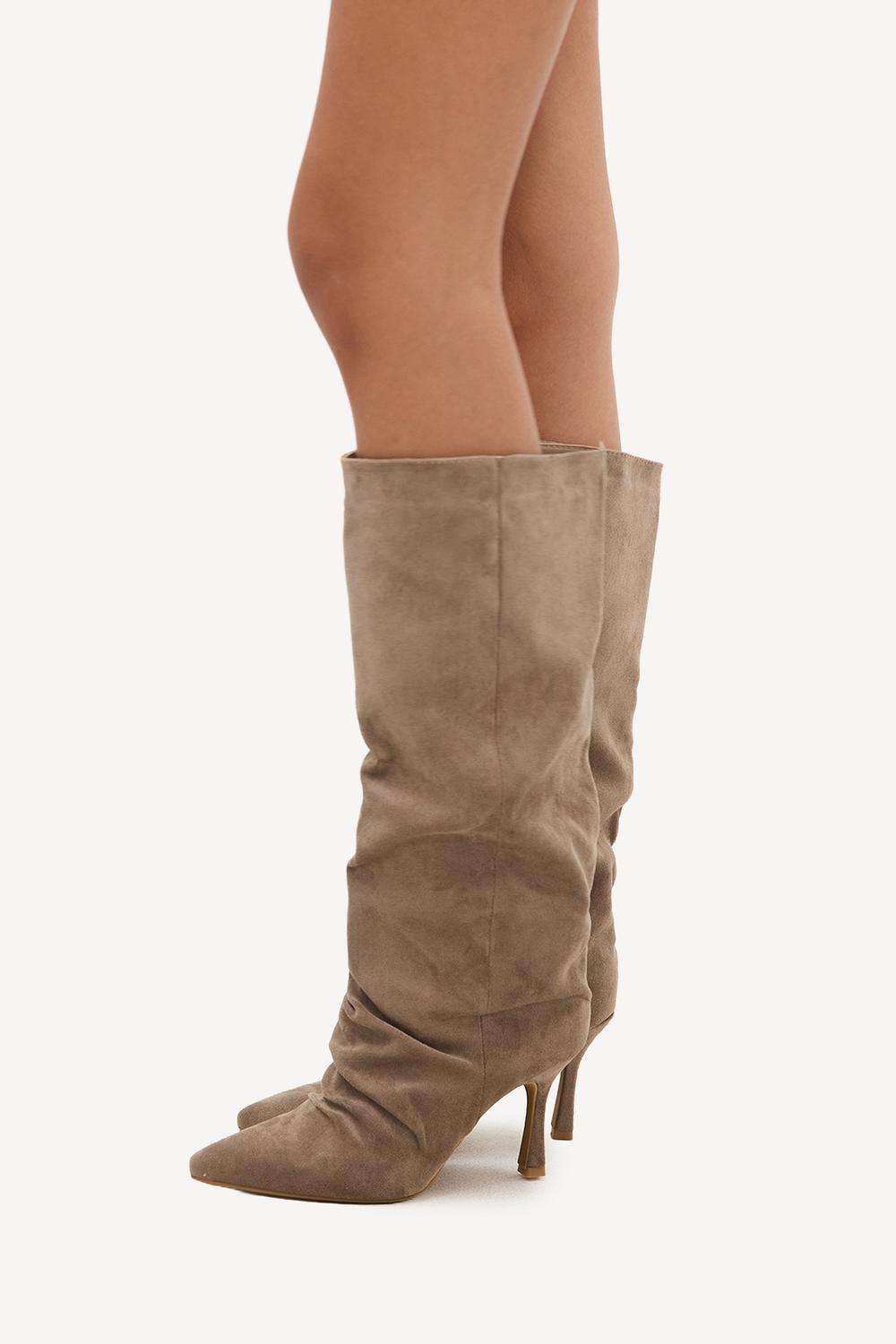 Khakifarbene Veloursstiefel mit dünnem Absatz