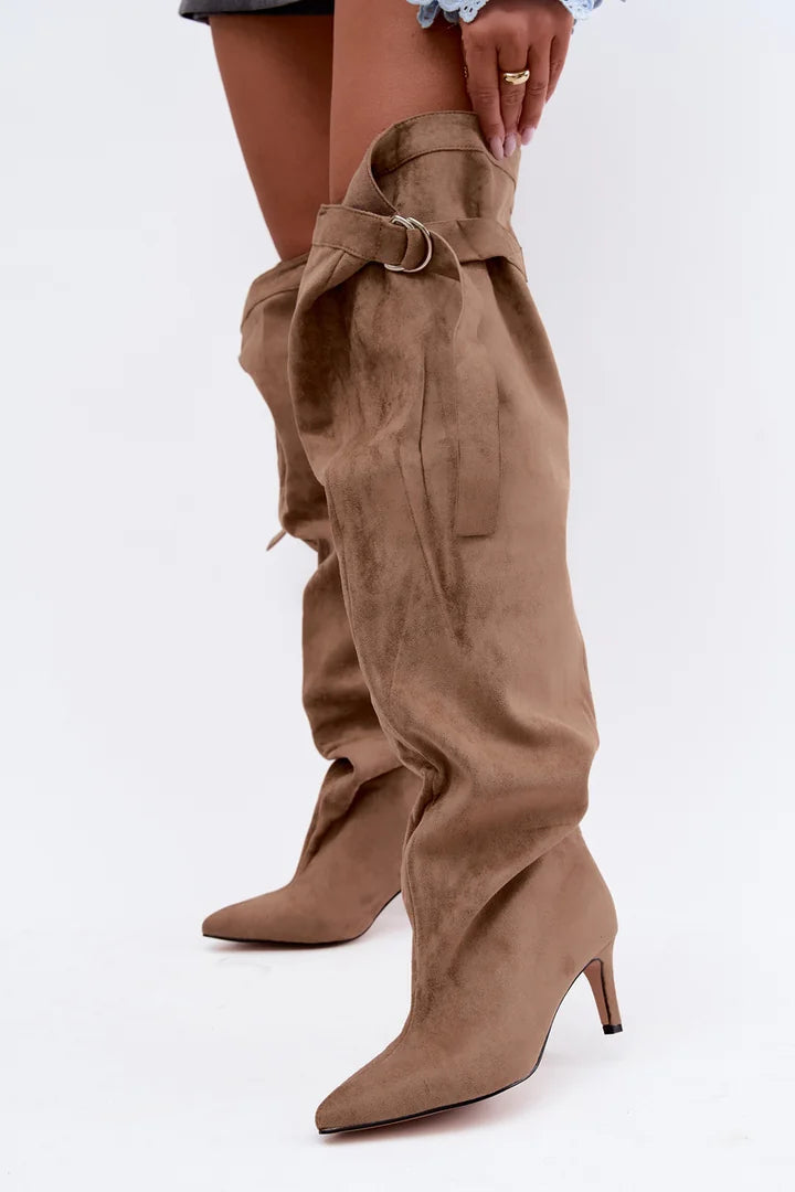 Khakifarbene hohe Stiefel mit dünnem Absatz und Zierriemen