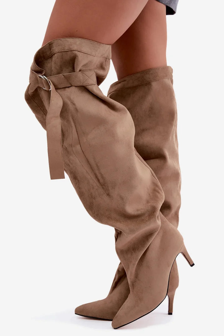 Khakifarbene hohe Stiefel mit dünnem Absatz und Zierriemen