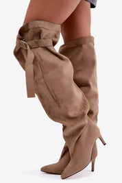 Khakifarbene hohe Stiefel mit dünnem Absatz und Zierriemen