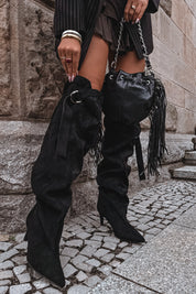 Schwarze hohe Stiefel mit dünnem Absatz und Zierriemen