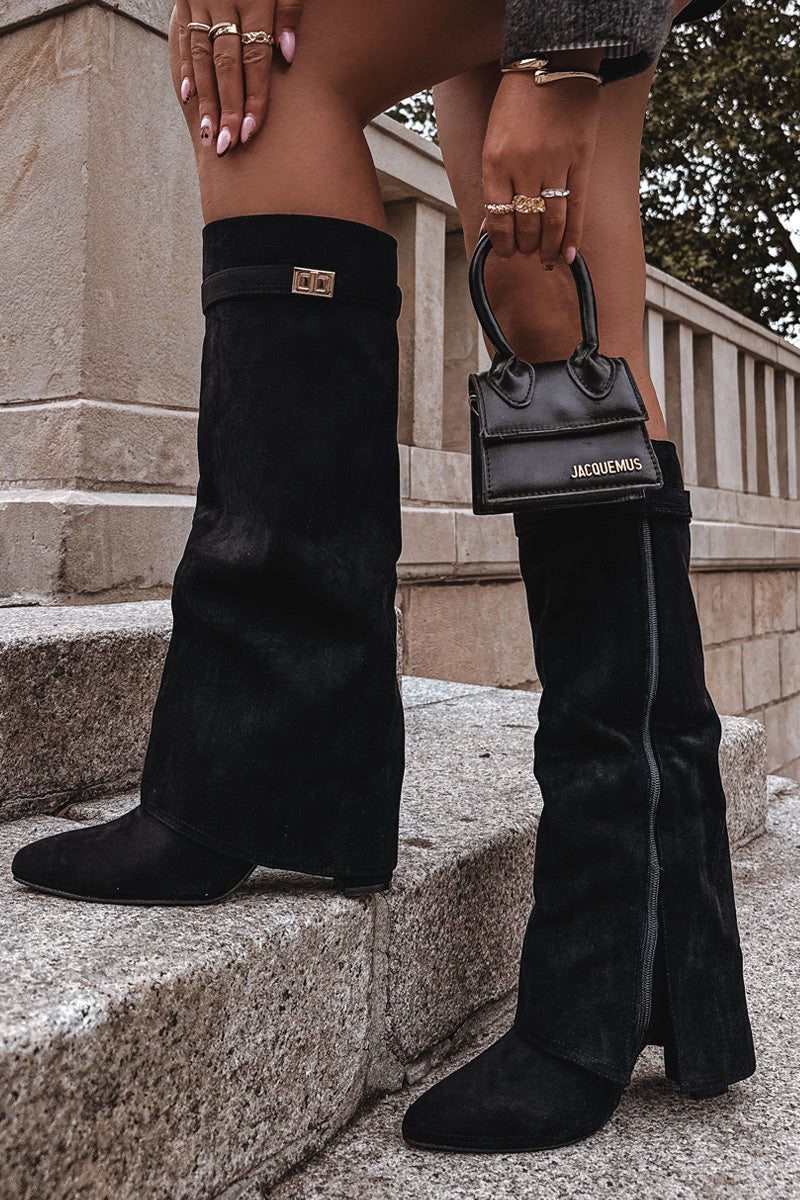 Schwarze Wildlederstiefel mit Blockabsatz