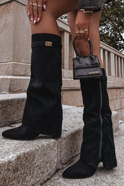 Schwarze Wildlederstiefel mit Blockabsatz