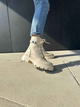 Beige Stiefeletten mit Riemen