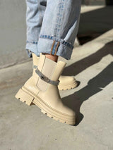 Beige flache Stiefeletten mit Riemen