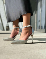 Silberne Sandalen mit dünnem Absatz