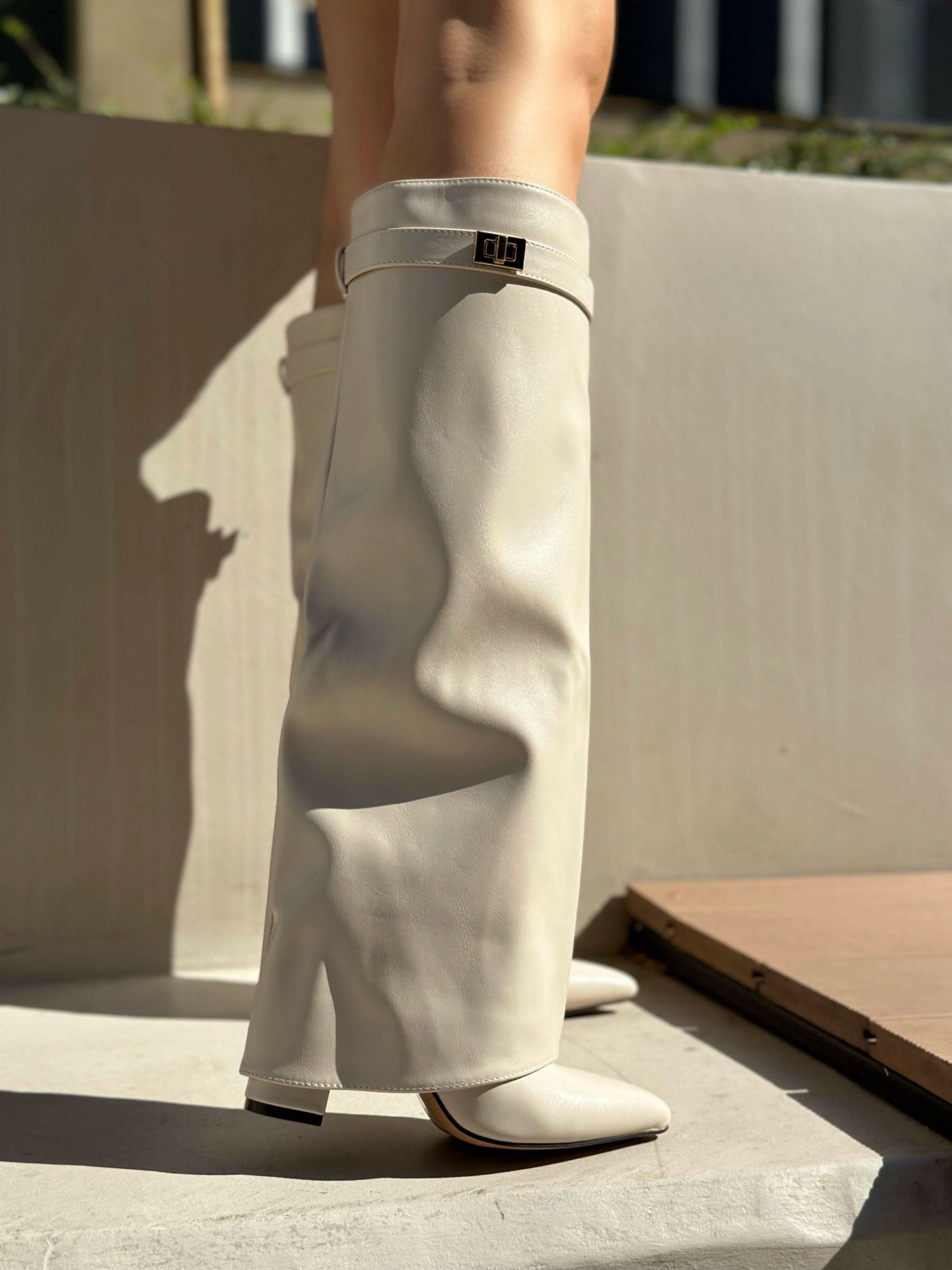 Beige Stiefel mit Blockabsatz