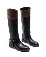 Schwarze hohe Reitstiefel