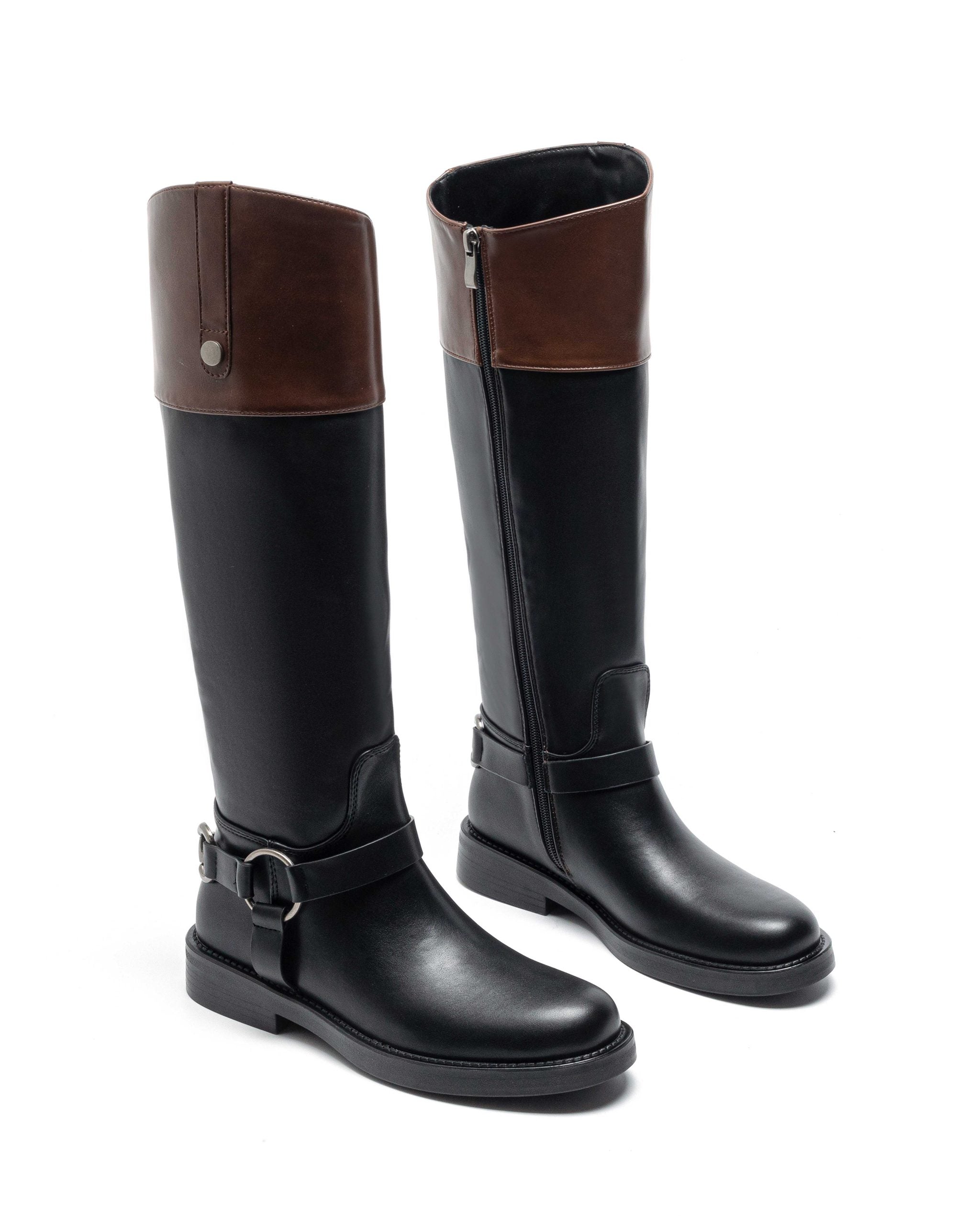 Schwarze hohe Reitstiefel