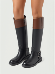 Schwarze hohe Reitstiefel