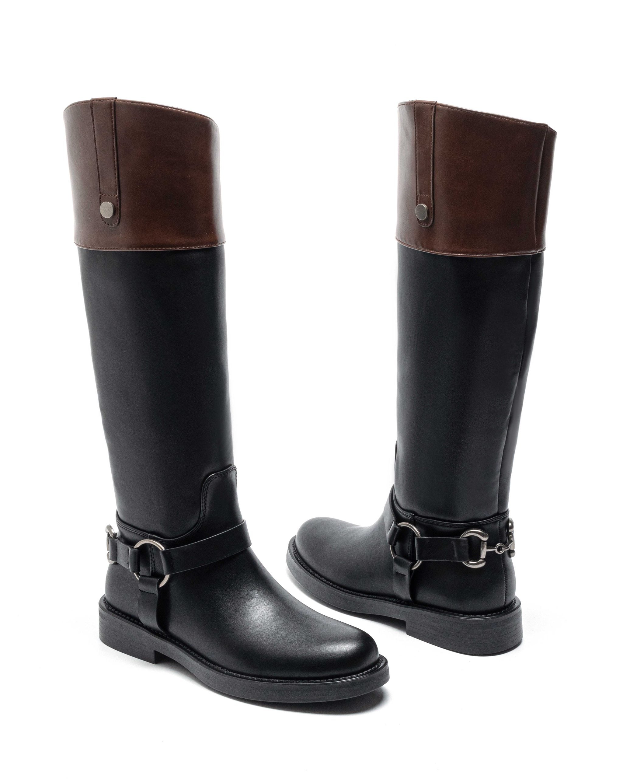 Schwarze hohe Reitstiefel