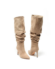 Khakifarbene hohe Stiefel mit dünnem Absatz