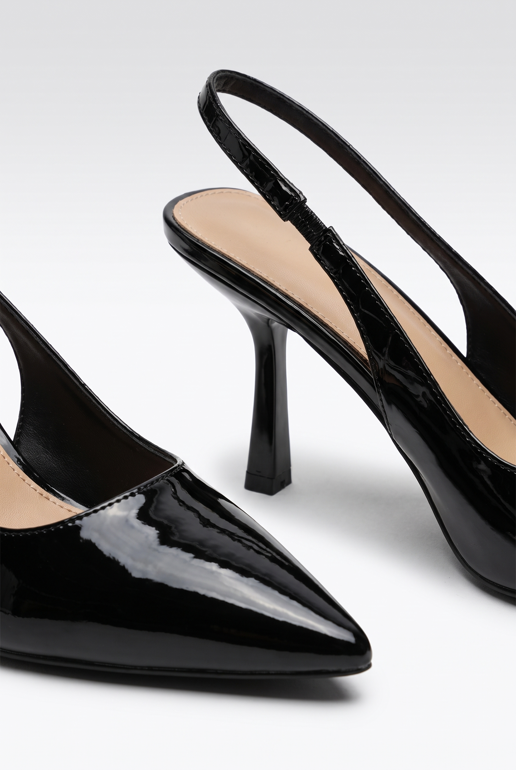 Schwarze Pumps aus Veloursleder mit Stilettoabsatz