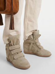 Beigefarbene Leder-Sneaker mit Klettverschluss