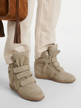 Beigefarbene Leder-Sneaker mit Klettverschluss