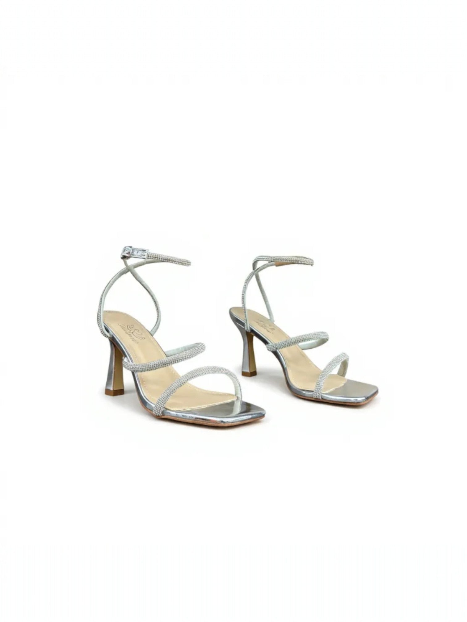 Silberne Sandalen mit dünnem Absatz