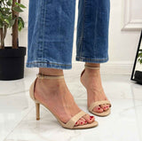 Beige Sandalen mit dünnem Absatz