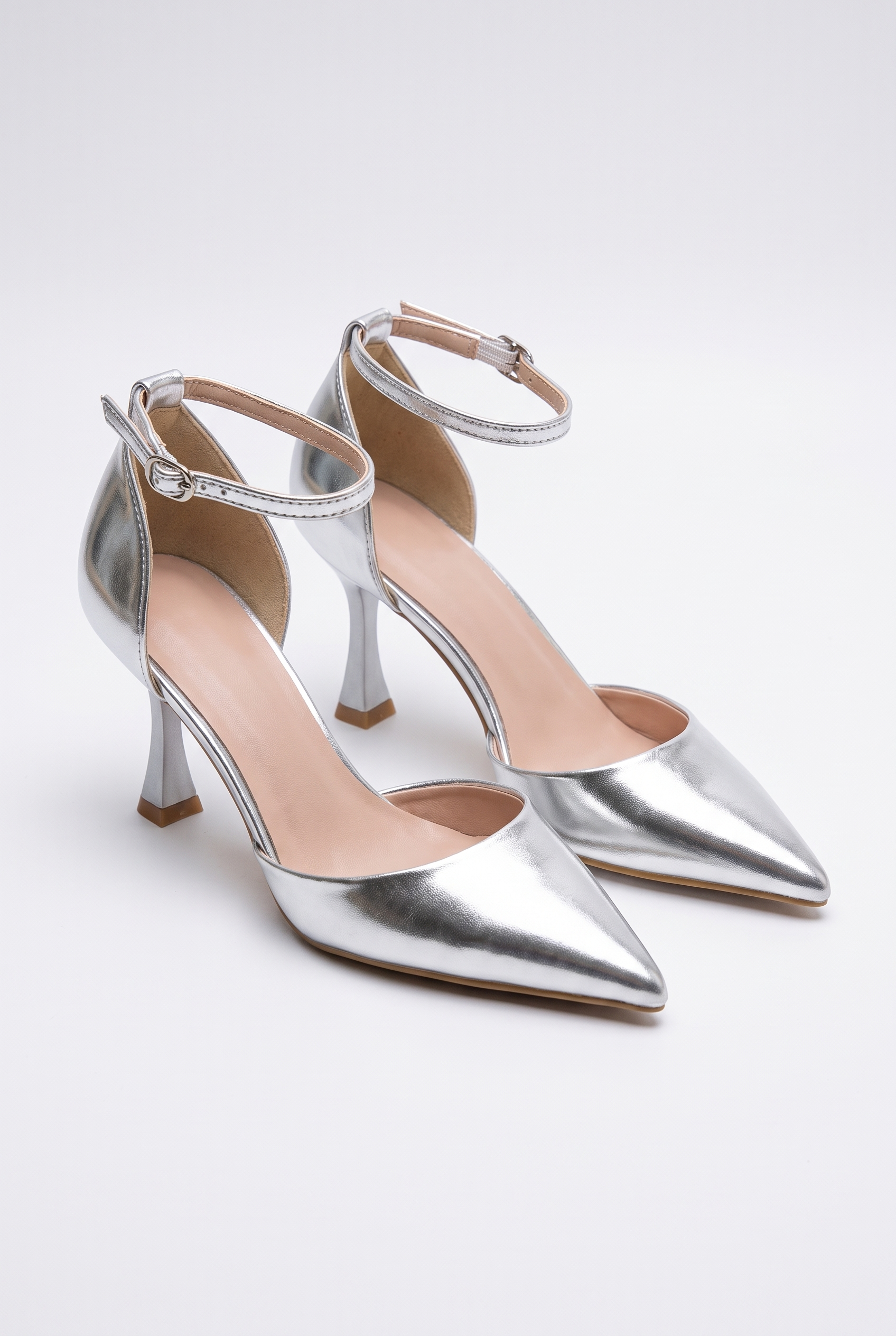 Silberne Stilettos mit dünnem Absatz