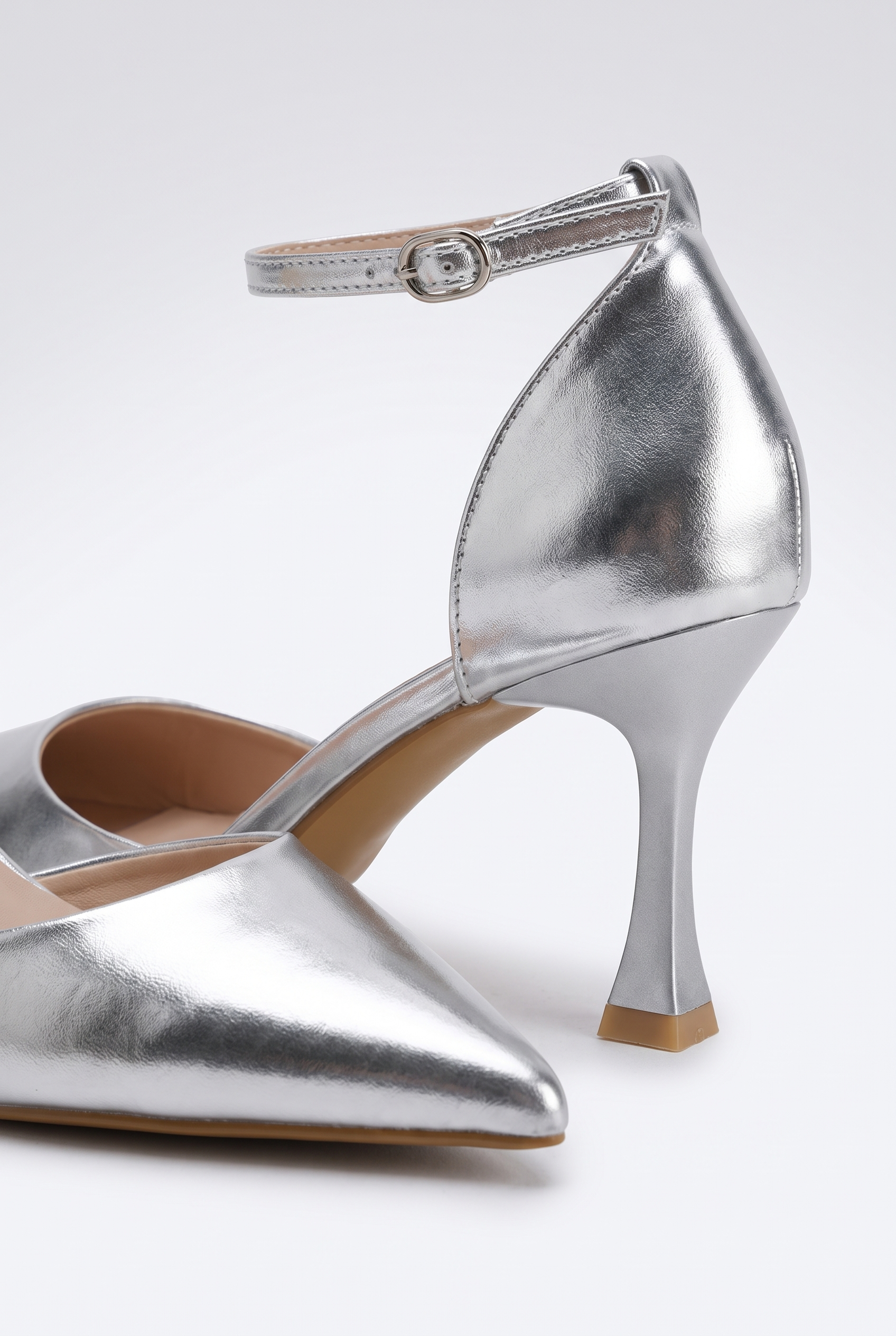 Silberne Stilettos mit dünnem Absatz