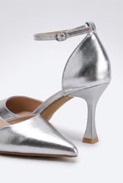 Silberne Stilettos mit dünnem Absatz