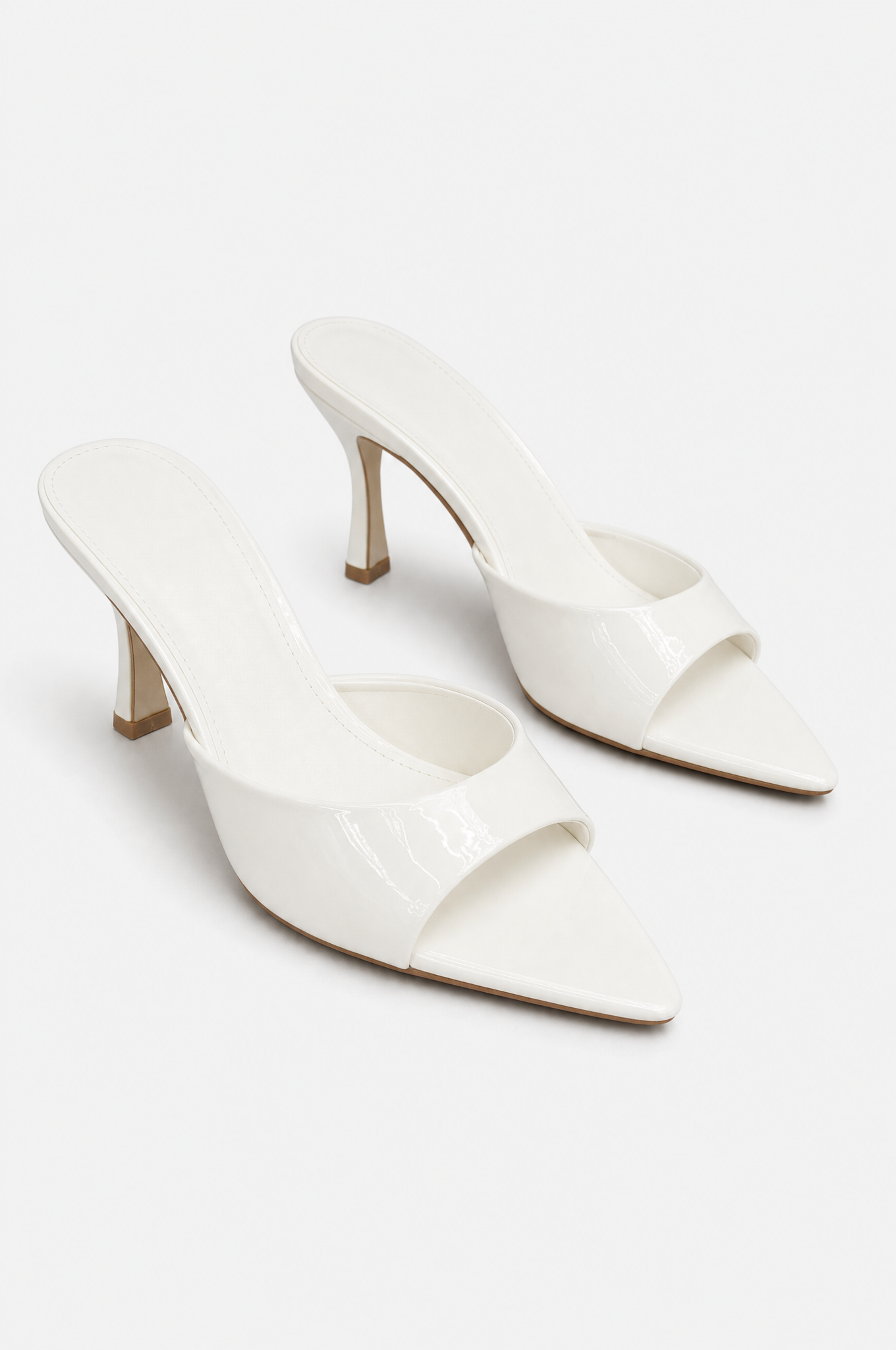 Weiße Sandalen mit dünnem Absatz