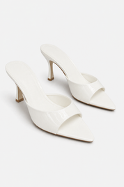 Weiße Sandalen mit dünnem Absatz