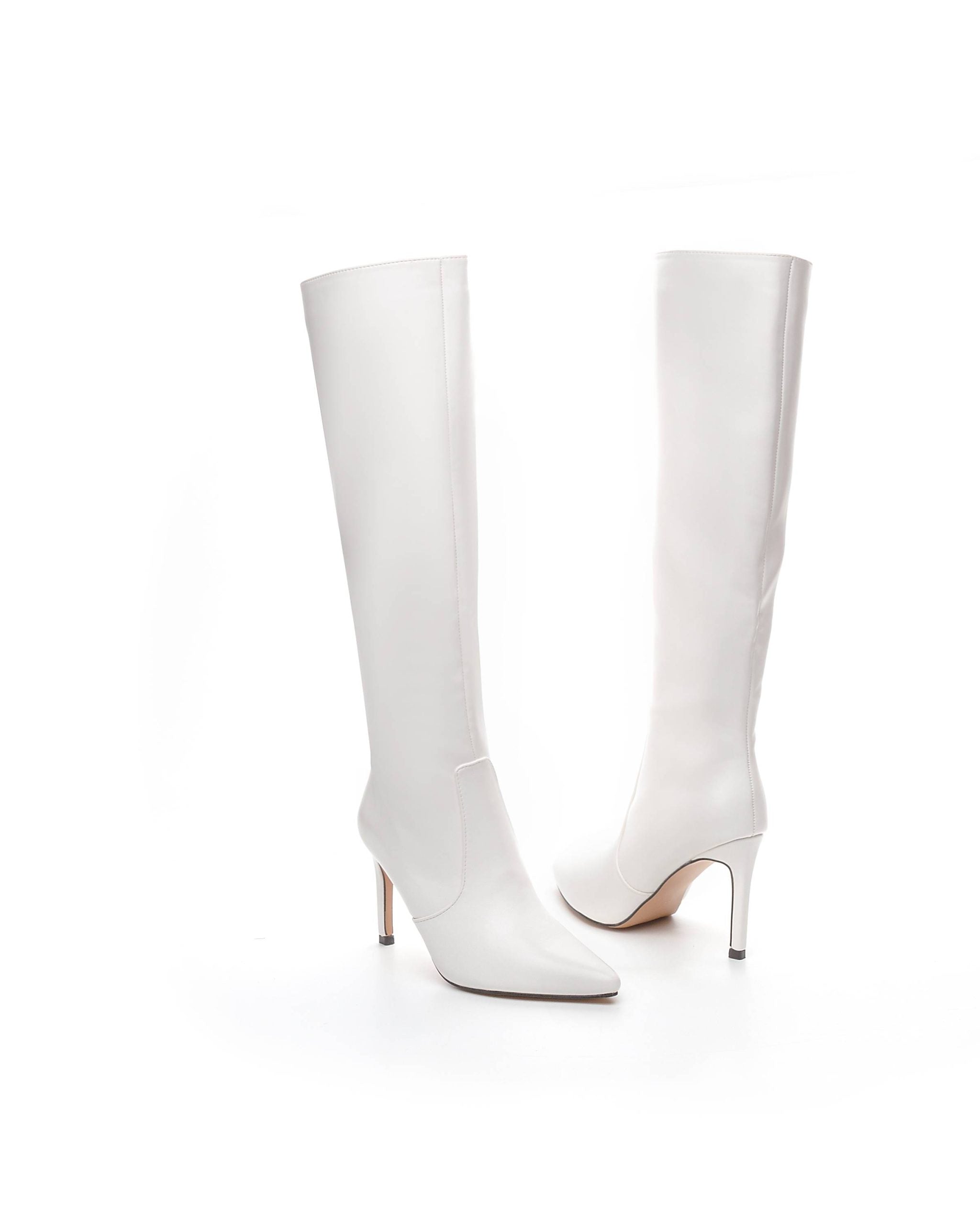 Weiße Stiefel mit dünnem Absatz