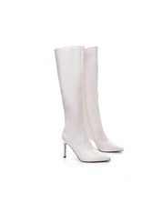 Weiße Stiefel mit dünnem Absatz