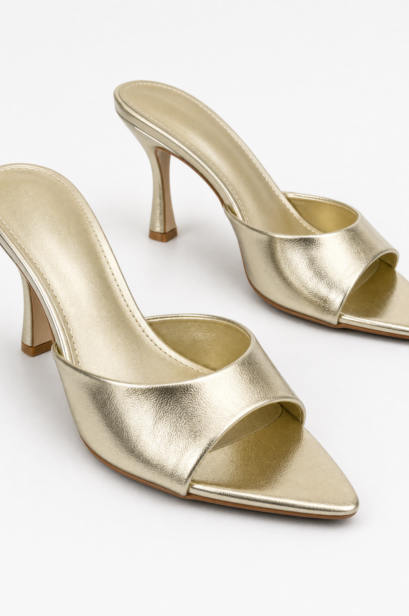 Goldene Sandaletten mit dünnem Absatz