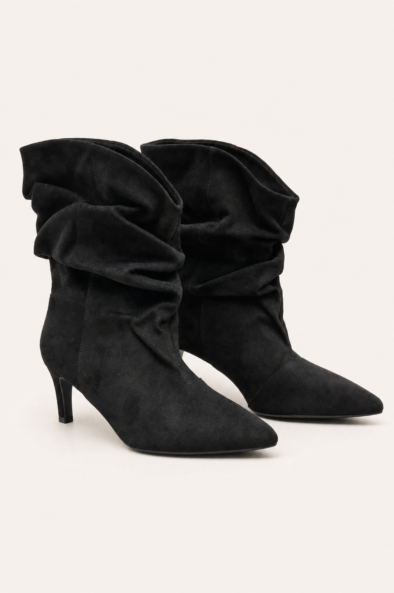 Schwarze Stiefeletten mit dünnem Absatz und Raffungen