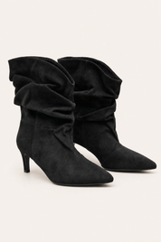 Schwarze Stiefeletten mit dünnem Absatz und Raffungen
